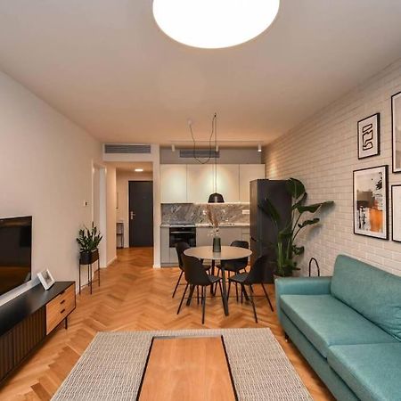 Skypark Luxury Apartment With Skyline View & Free Parking ブラチスラヴァ エクステリア 写真