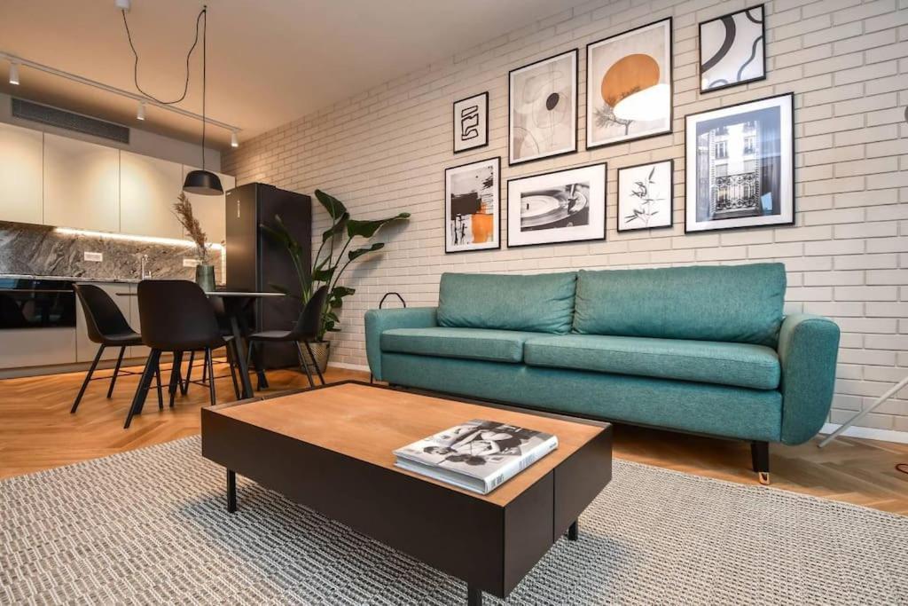 Skypark Luxury Apartment With Skyline View & Free Parking ブラチスラヴァ エクステリア 写真
