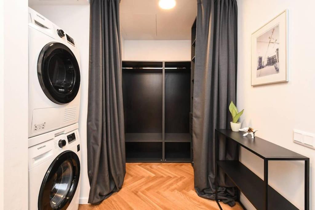 Skypark Luxury Apartment With Skyline View & Free Parking ブラチスラヴァ エクステリア 写真