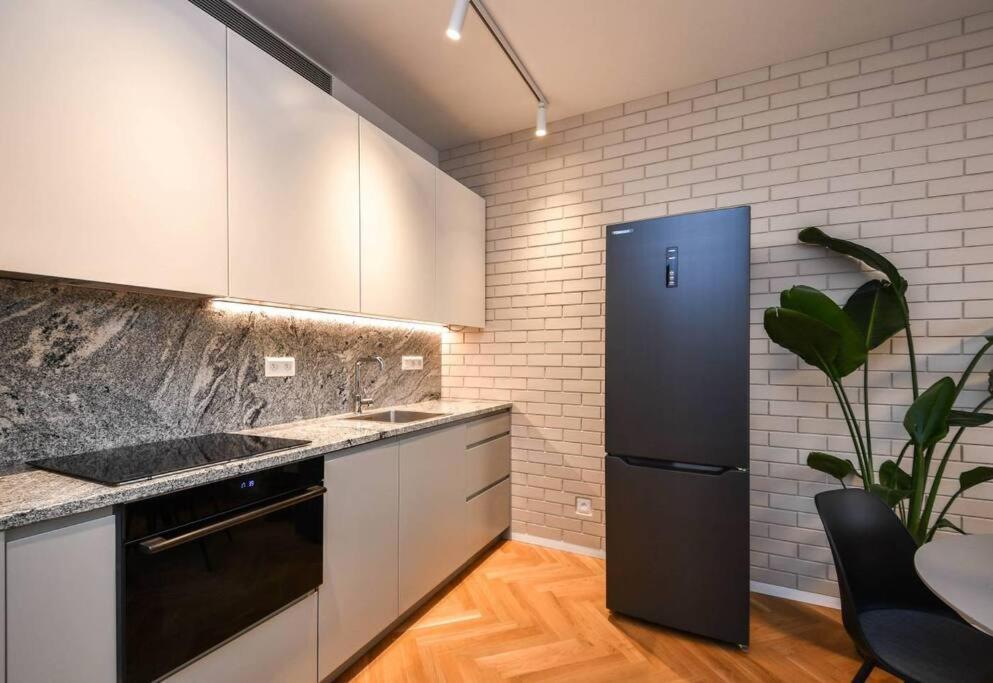 Skypark Luxury Apartment With Skyline View & Free Parking ブラチスラヴァ エクステリア 写真