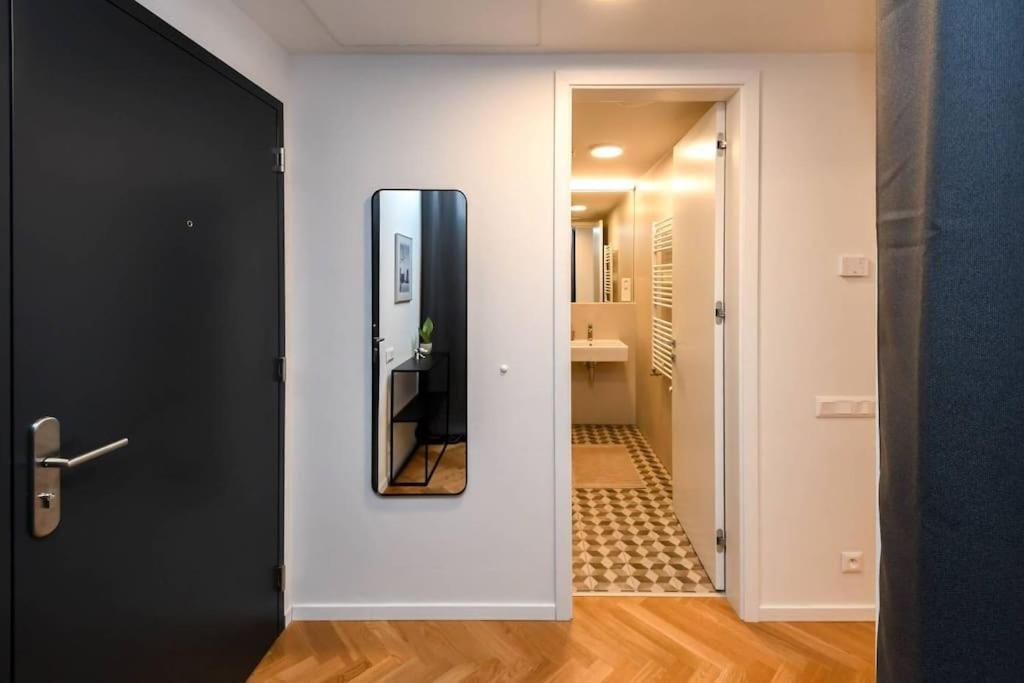 Skypark Luxury Apartment With Skyline View & Free Parking ブラチスラヴァ エクステリア 写真
