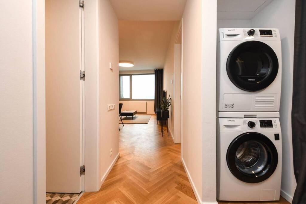 Skypark Luxury Apartment With Skyline View & Free Parking ブラチスラヴァ エクステリア 写真