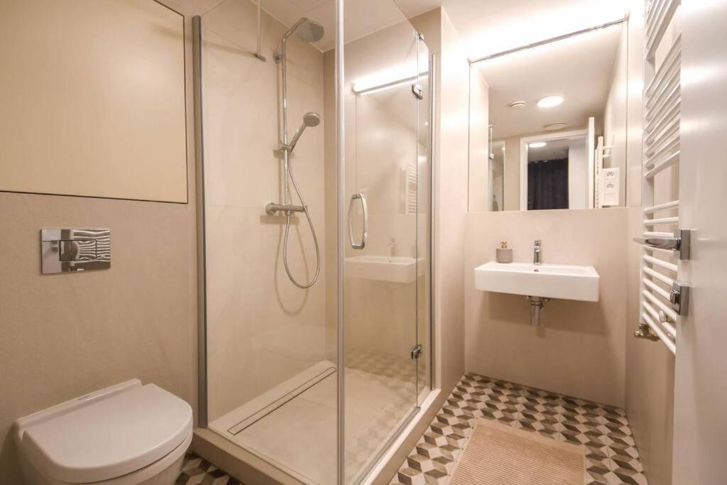 Skypark Luxury Apartment With Skyline View & Free Parking ブラチスラヴァ エクステリア 写真