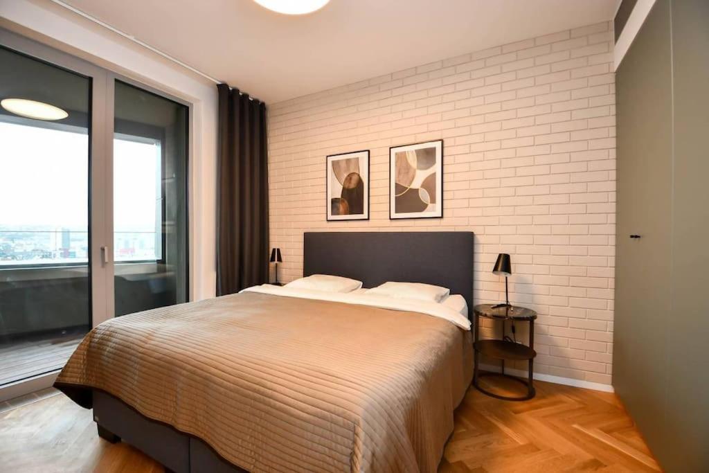 Skypark Luxury Apartment With Skyline View & Free Parking ブラチスラヴァ エクステリア 写真