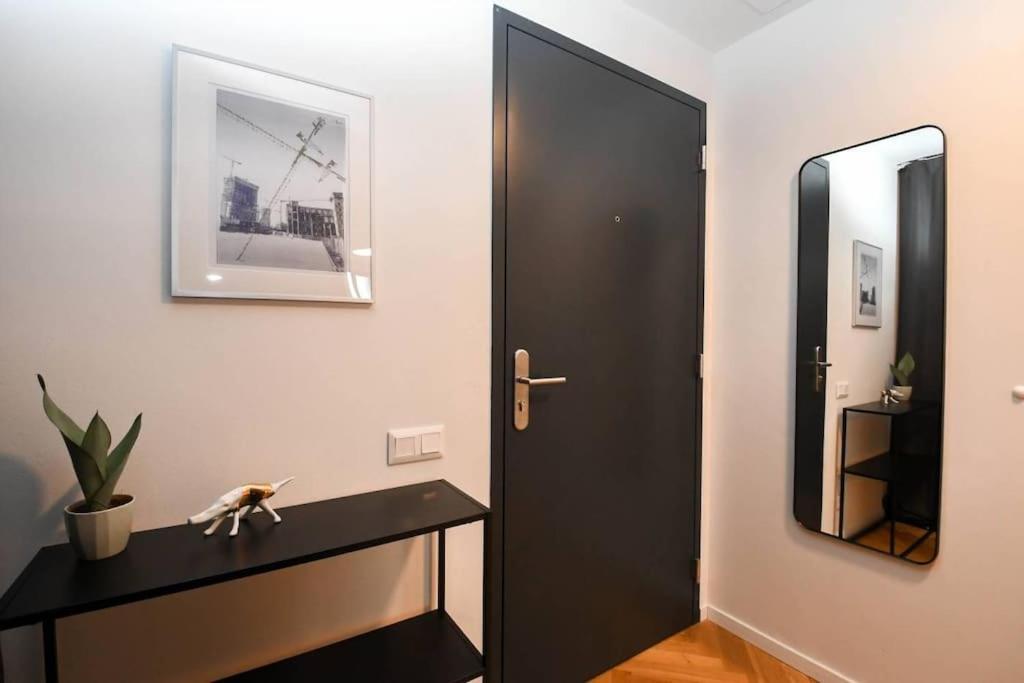 Skypark Luxury Apartment With Skyline View & Free Parking ブラチスラヴァ エクステリア 写真