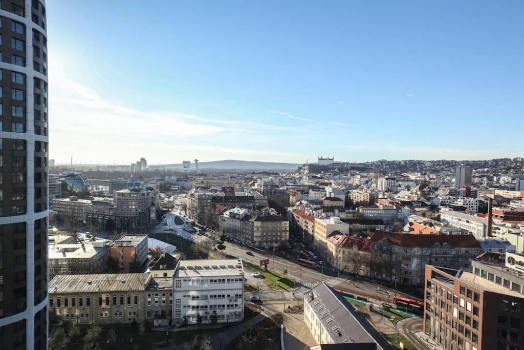 Skypark Luxury Apartment With Skyline View & Free Parking ブラチスラヴァ エクステリア 写真