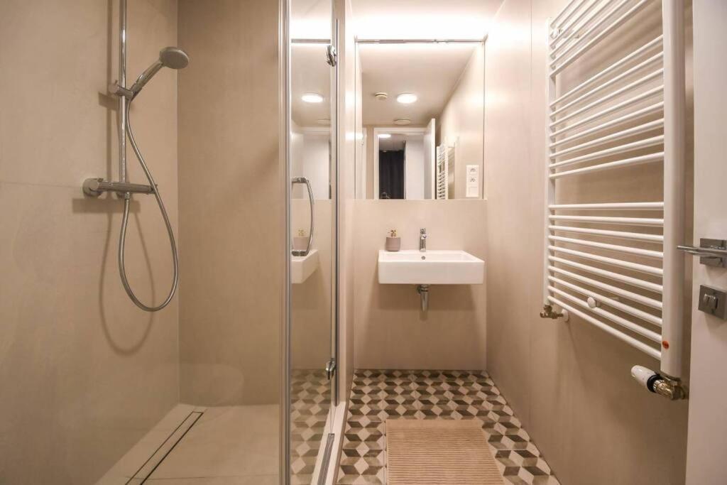 Skypark Luxury Apartment With Skyline View & Free Parking ブラチスラヴァ エクステリア 写真